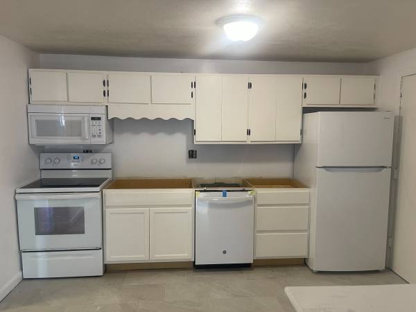 $1,800 / 1br - 900ft2 - Woburn 1 Bedroom - Great Location, No Fee, Avail. October! (Woburn, MA)63856337020547121