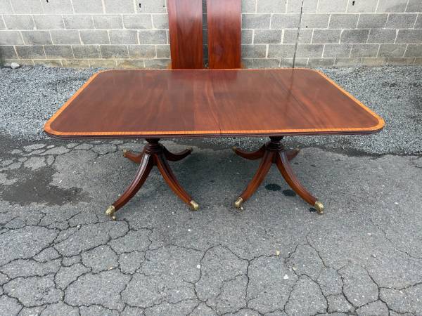 Mid 20th Century Vintage Regency Style Cross Banded Mahogany Dining Table With 2 1