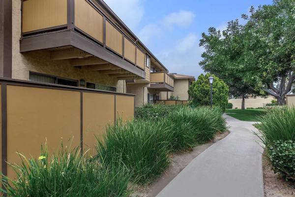 $1,915 / 500ft2 - A Must See, Four Swimming Pools, Two Soothing Spas63800280392577122