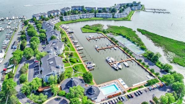$632,000 / 3br - 1651ft2 - 110 Oyster Cove Dr-WATERFRONT 3 BD,2 BA 1st floor villa w/boat slip (Grasonville)63806890100995120