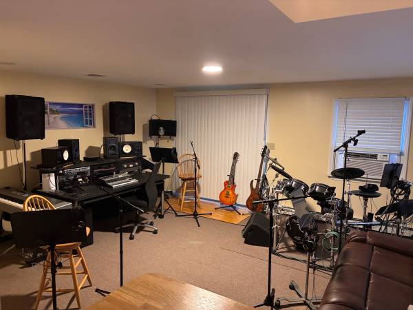 SEEKING versatile LEAD GUITARIST and KEYBOARDIST (Holbrook)63931429820035120