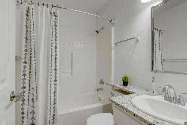 $1,285 / 1br - 614ft2 - Flexible Lease Terms, New Wood Vinyl Flooring (Boise, ID)63981533885058123