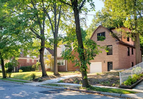 $1,149,000 / 4br - Fully Renovated Detached Brick Single Family (Close to Grand Central Pkwy)63891772593153122