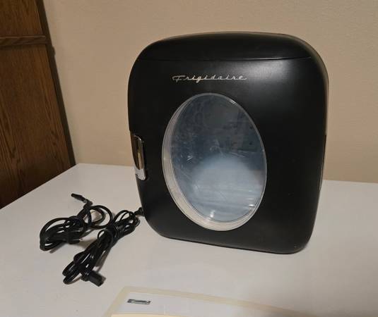 Frigidaire Small Cooler-Heater AC-DC - $30 (Sioux Falls)63442369426691121