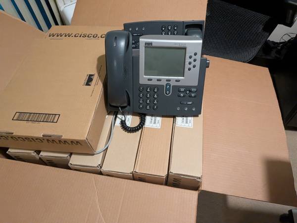 Cisco Phone System - 2 x 2620XM routers, 17 Phones, 3 switches 1