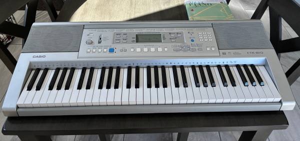 Casio portable digital keyboard w/piano book 1