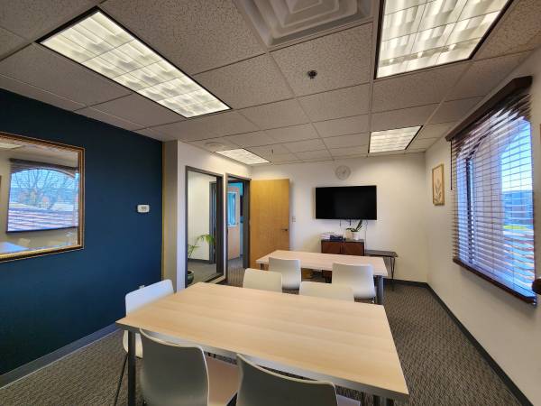 $5,000 / 4240ft2 - Large Office Suite Bluemound Road in Brookfield (Brookfield)64152184993665123