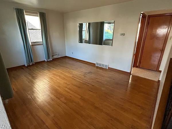 $900 / 3br - 1158ft2 - Easy commute to downtown and house comes with off-street parking (Pittsburgh)64013205869955123