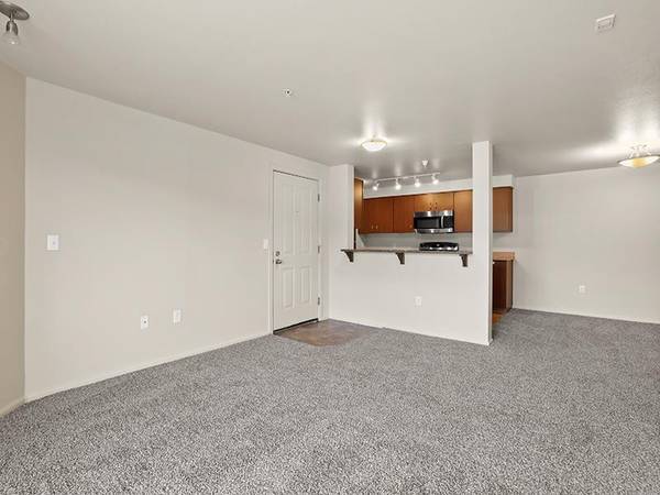 $1,635 / 2br - 946ft2 - Pet Friendly! Oversized Windows! Full Sized WD in each Apt! (Progress Ridge)63777362658691122