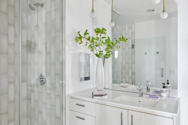 $1,984 / 1br - 738ft2 - Gorgeous BR w/ Engineered Hardwood & White Quartz Counters (Central Industrial East Side)63820882967297124