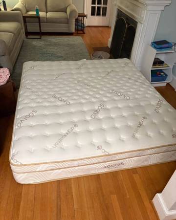 Like new, Queen Saatva Classic Mattress, luxury firm organic pillow top 1