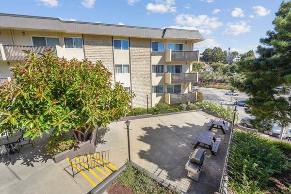 $3,649 / 2br - 1050ft2 - 2/BD 2/BA, Assigned Parking Available, Wood-Style Flooring (belmont)63868040330625121