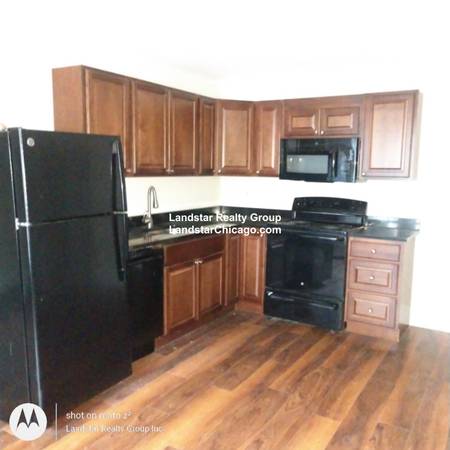 $1,100 Large Studio w/ Walk-in Closet Suite & Hardwood Flooring (Uptown)63918415743107120