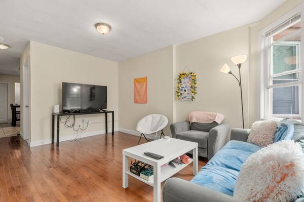 $3,600 / 3br - Nice spacious 3 bed 2 bath in Brighton w/ parking available!! (Brighton)63802096998147123