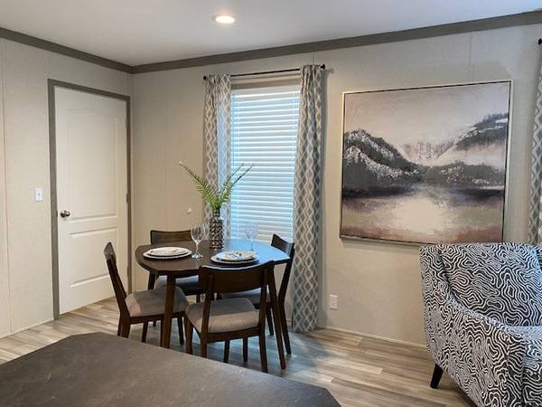 $1250.00 / 3br - 1056ft2 - Looking for Something Shiny & New Check out Summerhill Village63793453164803121