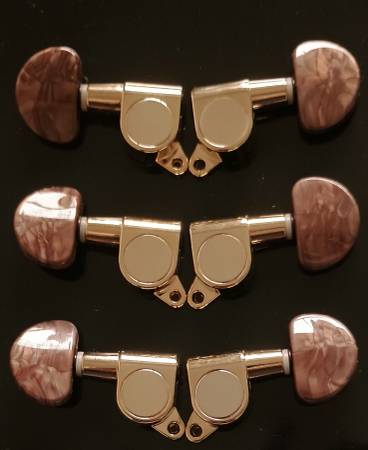 Gold 3-on-a-side tuners with plastic "tortoise" buttons 1