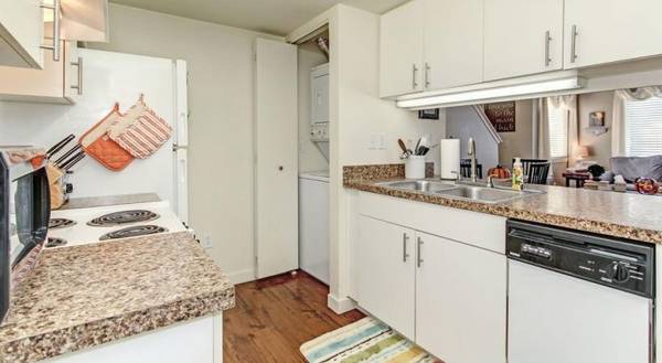 $1,345 / 1br - 720ft2 - Techos abovedados de 9 pies, Internet incluido, características mejoradas (Lusk District Boise)63794895738113123
