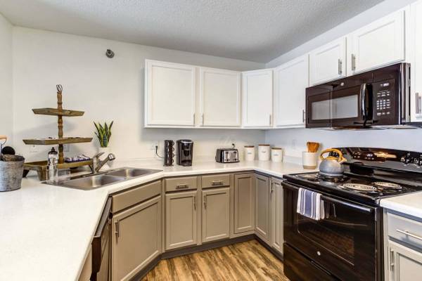 $1,610 / 2br - 881ft2 - Hardwood Flooring, Library, Rentable Guest Suite (110 E 1st St, Chaska, MN)63990226788227122