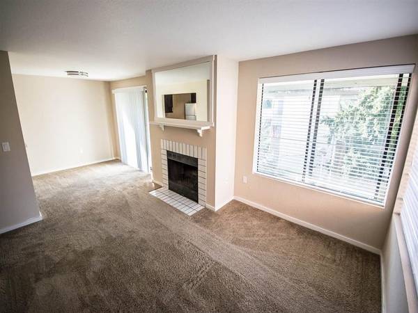 $1,925 / 2br - 816ft2 - Seattle WA, Microondas Empotrados, 2/hab 2/ba (13410 Greenwood Ave N, Seattle, WA)63845962697091124