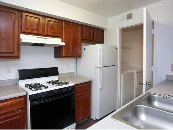 $1,455 / 2br - 1010ft2 - On-site Management, Clubhouse, Community Pool (1911 Brandon Crossing Cir, Brandon, FL)63976137519619123