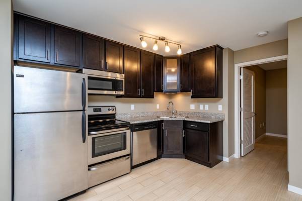 AVAILABLE NOW! PET FRIENDLY 1-BR W/ ONSITE BUS STOP & FREE PARKING! 1