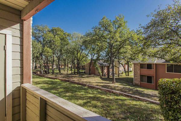 $899 / 1br - 630ft2 - Patio Weather is Here! (1400 Shady Ln, Bedford, TX)63796556055297124