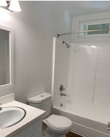 $2,515 / 2br - 1000ft2 - Wood-inspired flooring, Ample cabinetry and storage (Located in Ventura’s charming “Mid-Town” neighborhood.)63668270951169123