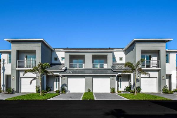 $1,968 / 2br - 1393ft2 - Two month's FREE on a 15-month lease! Spacious townhouse with garage! (Port Saint Lucie)63799881069825120