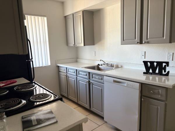 $1,149 / 1br - EVERYTHING YOU NEED RIGHT HERE AT THE FALLS!!! (GLENDALE)64047538326785123
