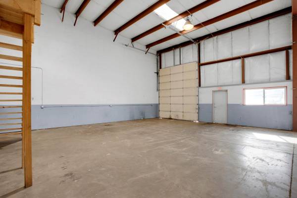 $2,454 / 2100ft2 - Industrial Space with Private Restroom for Lease - 1 Roll Up Doors - 2 (Portland)63831466129281122