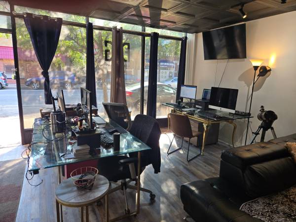 $400 / 125ft2 - Private office and open workstations (Six Corners)63898984310019123