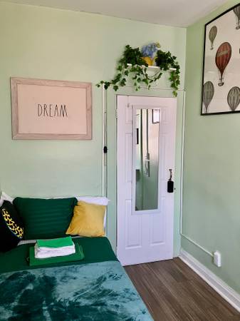 $450 / 1br - Cozy Nook Sublet // Avail Beginning November 20 (Crown Heights)64212269738115120