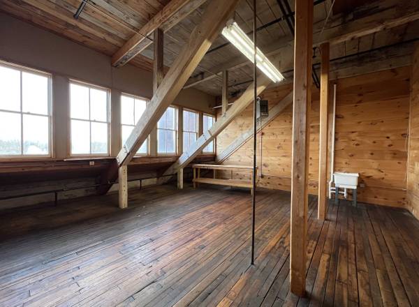 $800 / 500ft2 - Top Floor Art Studio Near Dover (UM549) (Rollinsford, NH)63931789753347120