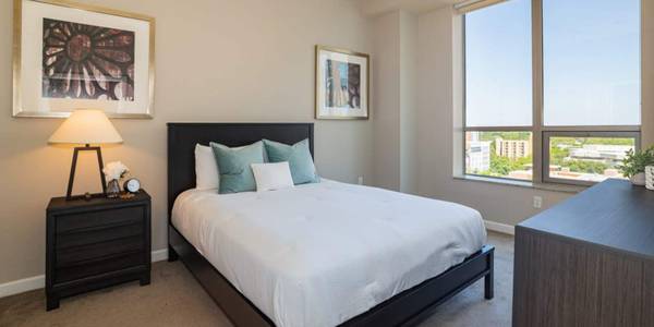 $3,069 / 2br - 1155ft2 - Tile Surrounds at Tub Shower, Off-Street Parking, 10’ Ceilings (1127 15th St, Sacramento, CA)64043665942403124