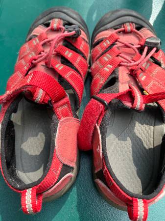 Kids Keens sandals size 5 1