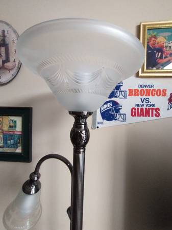 FLOOR/READING LAMP "PORTFOLIO"ANTIQUE PEWTER ALL GLASS/METAL - $35 (FLAGSTAFF)62926965244929121