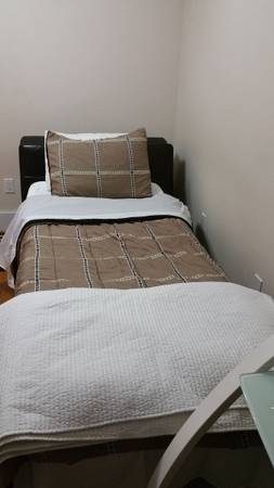 $1,250 / 3br - Cute skylight room, built in shelving, walk-in closet (West Medford)63699215735553122
