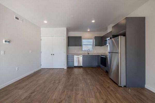 $1,915 / 2br - 906ft2 - 9' Ceilings, Microwave, Private Patios, Stainless Steel Appliances (Wenatchee)63828063508737121