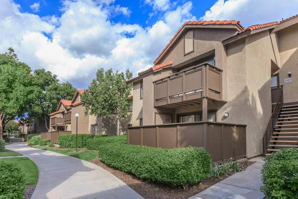 $2,020 / 1br - 655ft2 - Washers and Dryers, Breakfast Bars64028084573186122