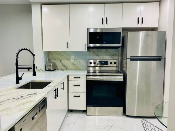 $2,900 / 1br - Stylish Furnished 1Br 1.5Bath Condo 1Block to Aventura Mall (Aventura)63825134324353123