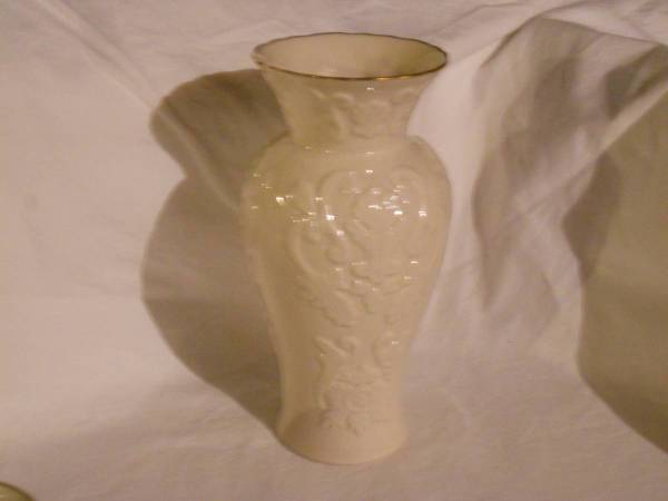 LENOX "GEORGIAN" 7" IVORY VASE 1