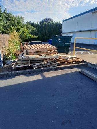 Free Pallets behind Uptown Music 1