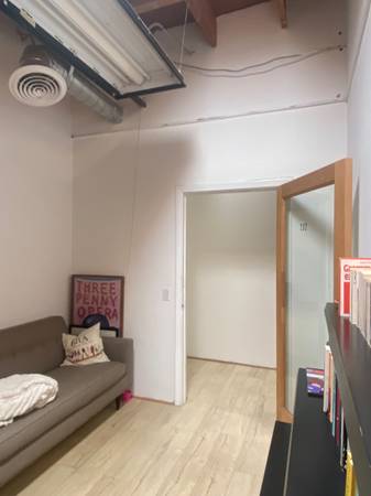 $695 / 200ft2 - Charming Interior Brick, Bright Sky Light (Santa Monica)63840114462465124