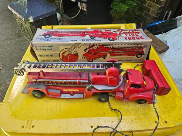 Vintage Electric Ladder Fire Truck by General Molds & Plastic Corp. 1