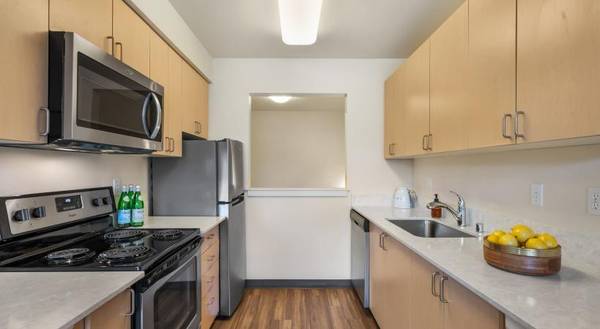 $2,015 / 1br - 697ft2 - Luxurious Living Awaits in this 1 BR/1 BA w/ Granite Counters (Maple Leaf, Northgate)63934548689027122