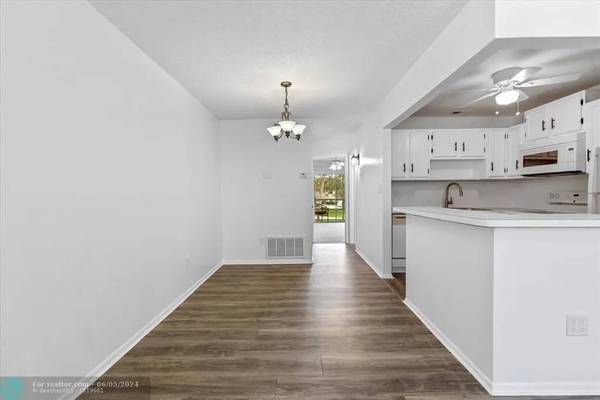 $900 / 1br - 650ft2 - vista royale newly renovated condo for rent (Vero Beach)63799881056513120