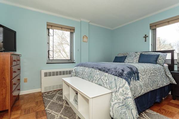 $428,900 / 2br - 748ft2 - Beautiful 2-bed 1-bath condo in Belmont for sale (Belmont)63802024761345123