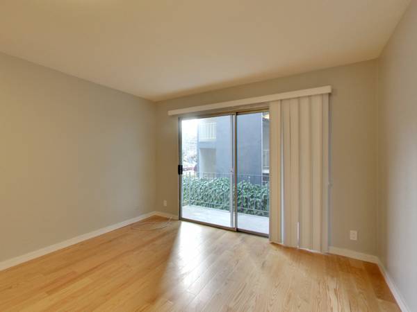 $900 / 1br - 772ft2 - Sleek & Modern Apartment with In-Unit Washer/Dryer & Finishes (oakland lake merritt / grand)64023717415809124