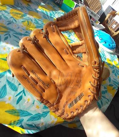 Regent Baseball Glove 1