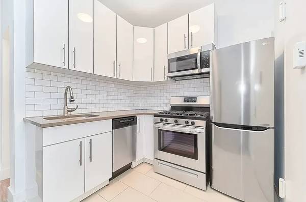 $2,970 / 1br - NO FEE Renovated 1 Bedroom Laundry In Building in Prospect Heights! (Prospect Heights)63689717699713122